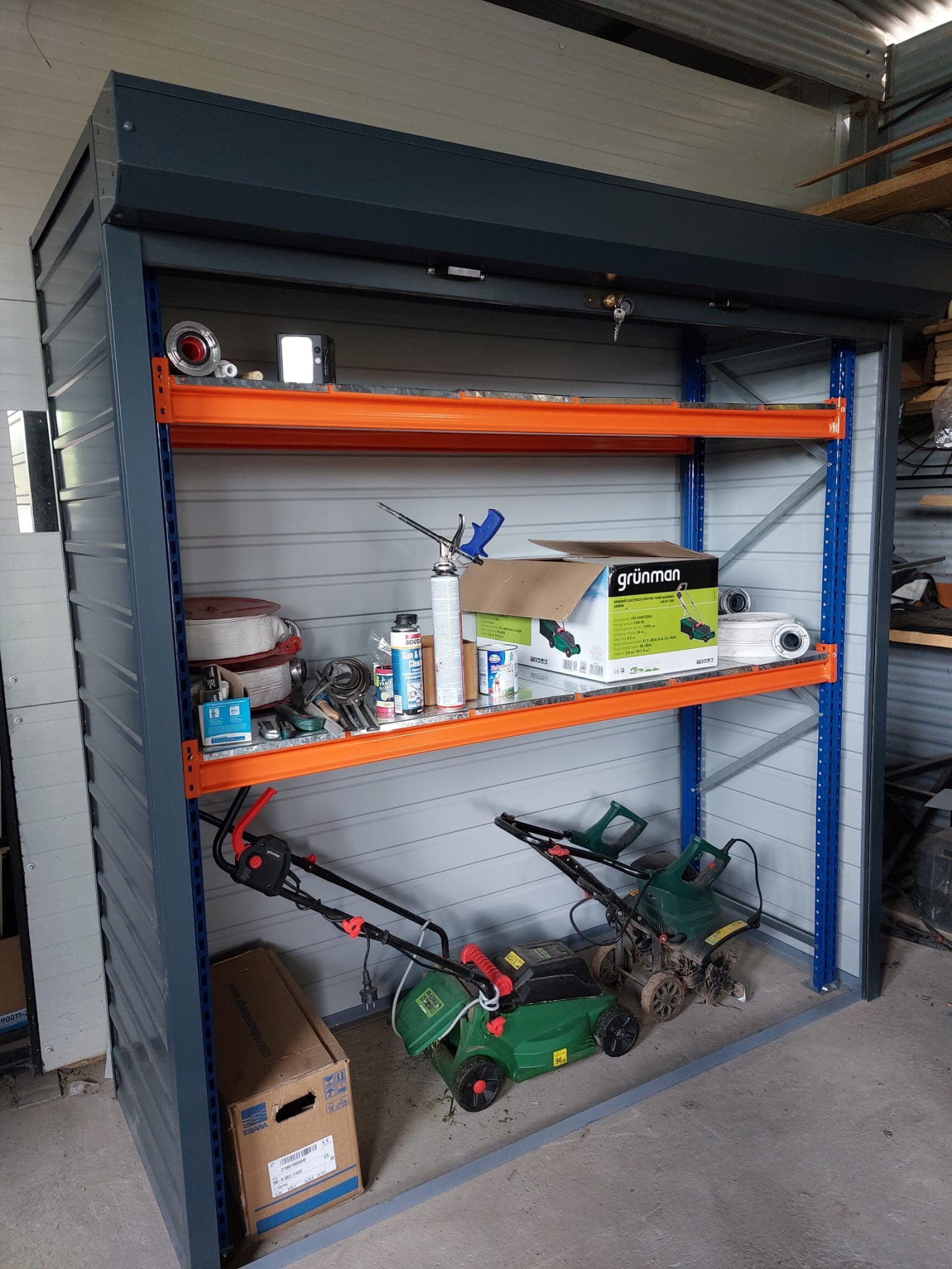 MetalBox vedere frontală cu echipament