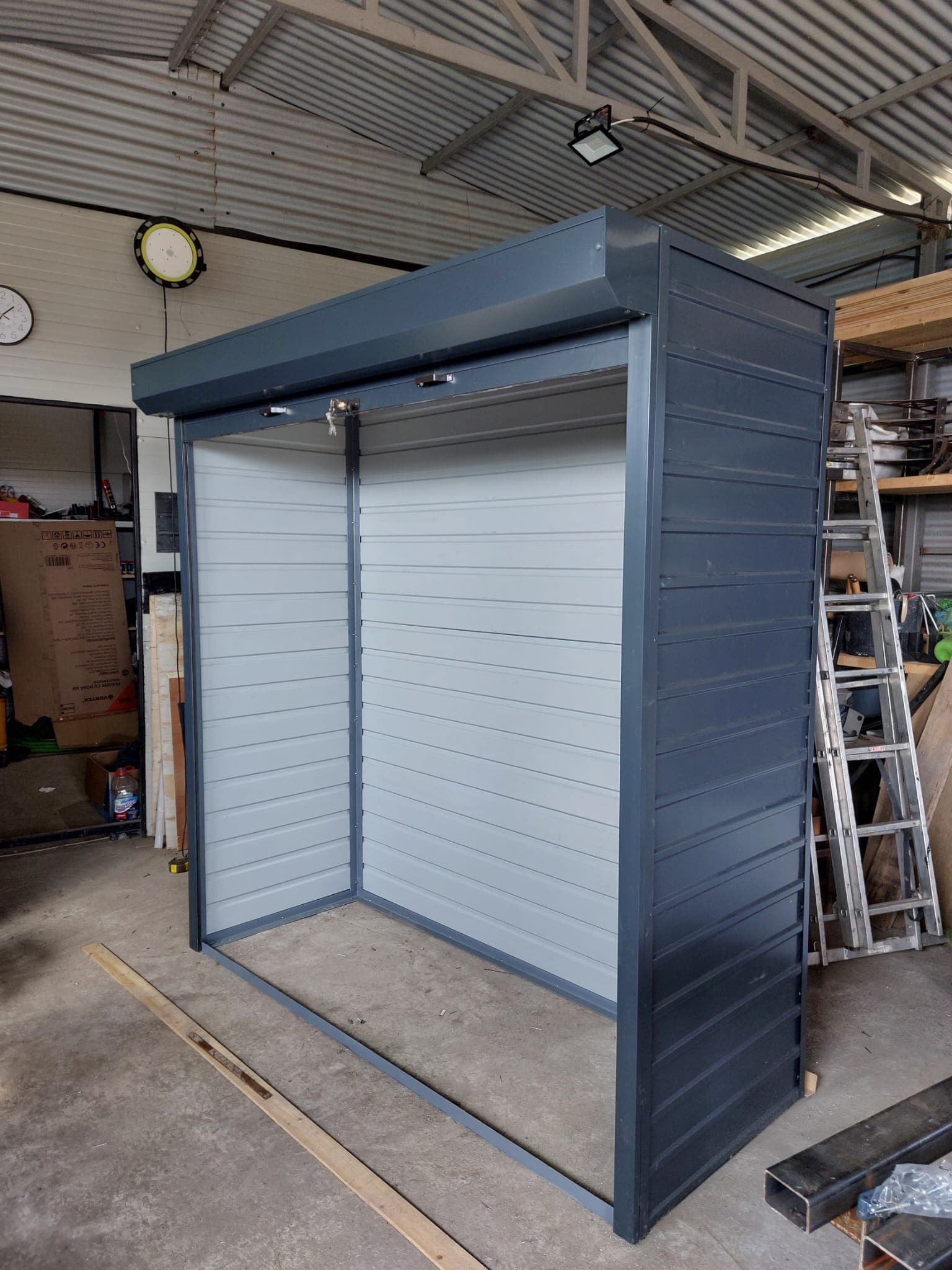 MetalBox deschis - vedere interioară